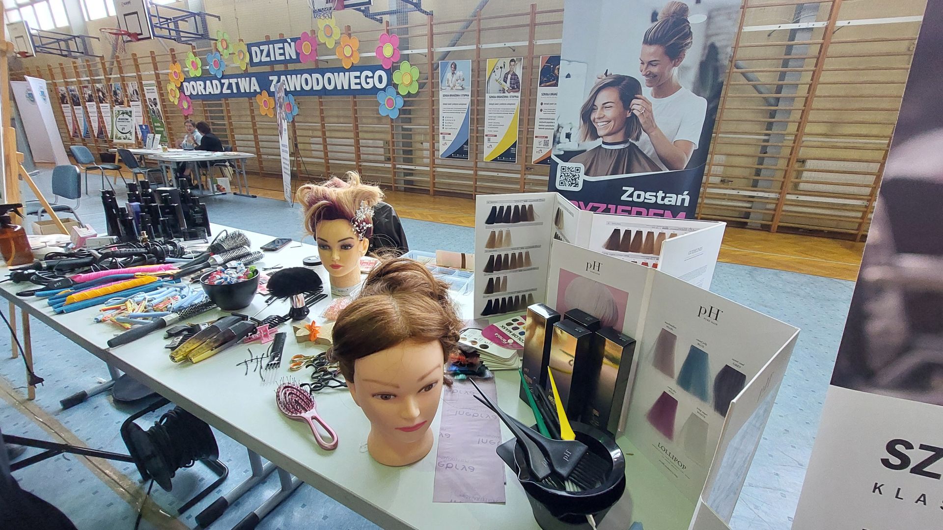 Stoisko dotyczące kształcenia w zakresie fryzjerstwa